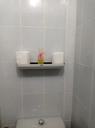Полка MBM HOME BP-18 большая клеящаяся пластиковая бело-черная фото от покупателей 7