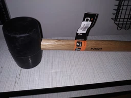Киянка гумова NEO Tools з дерев'яною ручкою, бойок 72 мм, 900 г (25-064) фото від покупців 1