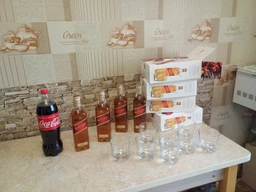 Виски Johnnie Walker Red label 4 года выдержки 0.7 л 40% с 2-мя стаканами (5000267175492)