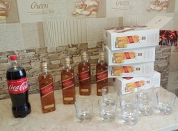 Виски Johnnie Walker Red label 4 года выдержки 0.7 л 40% с 2-мя стаканами (5000267175492)
