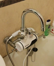Проточний водонагрівач електричний на кран Delimanо з LCD-дисплеєм і душем бічне під'єднання