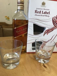 Виски Johnnie Walker Red label 4 года выдержки 0.7 л 40% с 2-мя стаканами (5000267175492) фото от покупателей 1