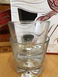 Виски Johnnie Walker Red label 4 года выдержки 0.7 л 40% с 2-мя стаканами (5000267175492)