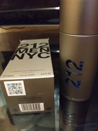 Туалетна вода для чоловіків Carolina Herrera 212 Men 50 мл (8411061896259) фото від покупців 6