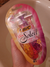 Набір бритв без змінних картриджів BIC Miss Soleil colour collection 4 шт (3086123303843) фото від покупців 8
