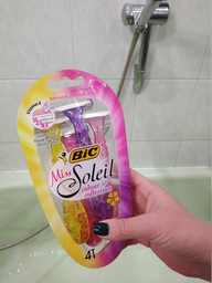 Набір бритв без змінних картриджів BIC Miss Soleil colour collection 4 шт (3086123303843) фото від покупців 6
