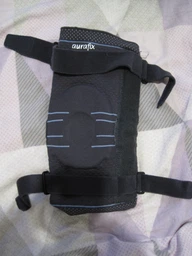 Эластичный наколенник Aurafix 116 c шарнирами и фиксирующими ремнями S 31-34 см фото от покупателей 1