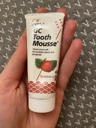 Ремінералізуючий захисний крем GC Tooth Mousse для чутливих зубів з смаком полуниці