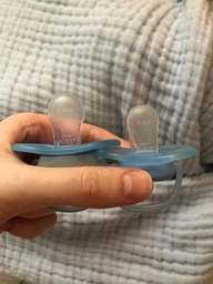 Пустышка Philips AVENT Ultra Air Ночная 6-18 мес для мальчиков / нейтральная 2 шт (SCF376/21) фото от покупателей 8