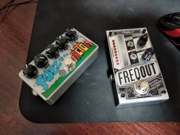Педаль-симулятор обратной связи Digitech Freqout Frequency Dynamic Feedback