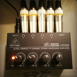 Підсилювач для навушників Behringer HA400