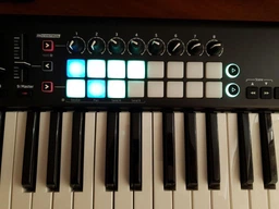 MIDI-клавиатура Novation LaunchKey 61 MK2 (222008)