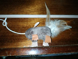 Іграшка для котів Trixie Вудочка з мишкою і пір'ям 50 см (Чорна) фото от покупателей 5