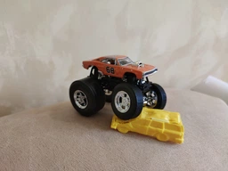 Базовая коллекционная машинка-внедорожник Hot Wheels серии Monster Trucks 1:64, в ассортименте 1 шт (FYJ44) фото от покупателей 16