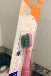 Зубная щетка Curaprox CS Baby для детей (0-4 лет) прорезиненная ручка с присоской Зеленая с синей щетиной (CS Baby-green-blue) фото от покупателей 1