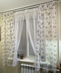 Легкие кухонные шторы с магнитными подхватами Adagio Windows Decor из цветной грек-сетки