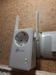 Ретранслятор TP-LINK TL-WA860RE WiFi4 со встроенной розеткой фото от покупателей 3