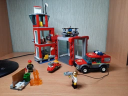 Конструктор LEGO City Пожарное депо 509 деталей (60215) фото от покупателей 1