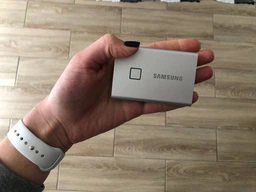 Зовнішній SSD-накопичувач 1 TB Samsung T7 Touch Silver (MU-PC1T0S/WW) фото від покупців 2