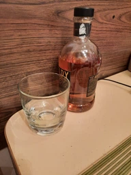 Віскі Johnnie Walker Black label 12 років витримки 0.7 л 40% з 2-ма склянками (5000267195117_5000267196626) фото від покупців 3