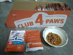 Упаковка вологого корму для дорослих котів Club 4 Paws для дорослих котів з ягням в соусі 85 гр 24 шт фото від покупців 6