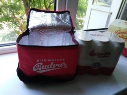 Подарочный набор пива Budweiser светлое фильтрованное 5% 0.5 л x 6 шт + термосумка (8594403706949) фото от покупателей 6