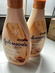 Поживний гель для душу з оліями Мигдалю та Ши - Johnson's® Vita-rich Oil-In-Body Wash 400ml фото від покупців 1