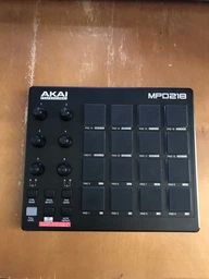 DJ контроллер Akai MPD218 (222091)