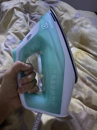 Утюг Electrolux, 2200Вт, 250мл, паровой удар 90гр, нерж. сталь, зелено-белый