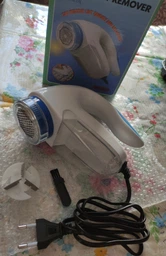 Машинка для стрижки катышков Lint Remover 5880 с запасным ножом работает Белоголубой