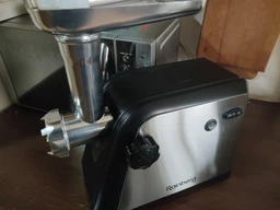 М'ясорубка електрична Rainberg RB-672 3000W з реверсом та соковижималкою, 3 решітки 3/5/7 мм, 2 ножі з нержавіючої сталі, насадки для ковбас, кеббе та тесту, металева шнекова м'ясорубка для дому фото від покупців 1