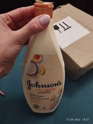 Расслабляющий гель для душа Johnson's Vita-Rich Смузи с йогуртом, кокосом и экстрактом персика 750 мл (3574661387239)