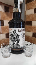 Алкогольный напиток на основе Карибского рома Captain Morgan Spiced Black 1 л 40% + 2 рюмки (4820178650991) фото от покупателей 1