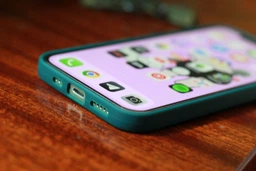 Чохол для смартфона UFT із захисною шторкою камери для Apple iPhone 12 Red (12Red)