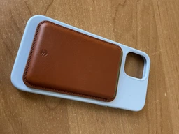 Магнитный карман-кошелек Switcheasy MagWallet для iPhone 12/12 Pro/12 Pro Max/13/13 Pro/13 Pro Max коричневый (GS-103-168-229-146)
