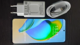 Мобільний телефон ZTE Blade V40 Pro 6/128GB Black фото від покупців 3