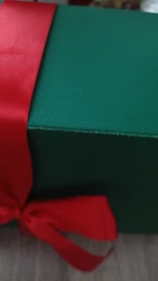 Коробка (300 х 240 х 90), зелена Упаковочка # 635
