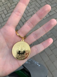 Брелок золотистий біткоїн BTC 40х75 мм фото від покупців 2