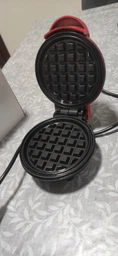 Стильная и портативная, электрическая мини - вафельница Waffle Maker с антипригарным покрытием, красная (SKU-5142) фото от покупателей 2