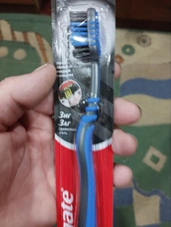 Зубная щетка Colgate Зиг Заг Древесный уголь Средней жесткости Оранжевая (2170000000121) фото от покупателей 9