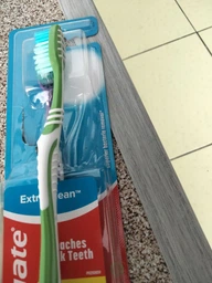 Зубна щітка Colgate Експерт Чистоти середньої жорсткості 2 шт (8714789732244) фото від покупців 4