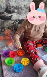 Сортер монтесори набор радужные медвежата детская развивающая игрушка Монтессори для развития моторики и логики детей и малышей с карточками заданиями - 36 фигурок - 6 цветных форм - пинцет - 2 кубика фото от покупателей 10