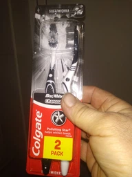 Зубная щетка Colgate Max White Charcoal черная отбеливающая мягкая 2 шт (8718951382602) фото от покупателей 12
