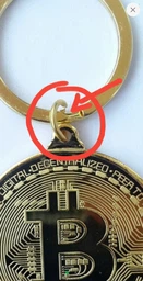 Брелок золотистий біткоїн BTC 40х75 мм фото від покупців 1