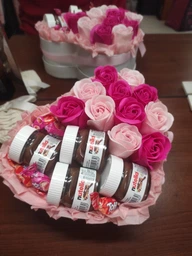 Подарок для девушки YourGifts Подарочный бокс со мыльными розами и сладостями Подарок для сестры. Подарок для жены. Подарок для мамы. Подарок девушке на день рождения