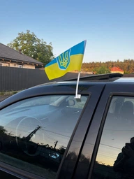 Автомобільний прапор України з тримачем 30х20 см, Автопрапор із кріпленням на флагштоку на скло машини аксесуар для автомобіля комплект 2 шт Kayfovo K30-20 фото від покупців 5