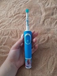 Детская электрическая зубная щетка Oral-B Stage Power/D100 Frozen (4210201245216_4210201245193) фото от покупателей 2
