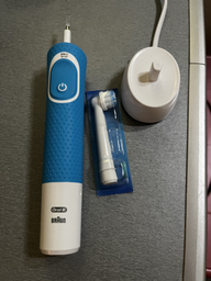 Електрична зубна щітка Oral-B Vitality Sensitive Clean D100 Blue (4210201234203) фото від покупців 7
