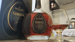 Коньяк Шустов Одесса 20 лет 0.7 л 43% в подарочной упаковке (4820000947763) фото от покупателей 4