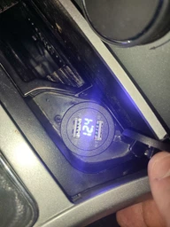 Автомобильный адаптер - зарядка в прикуриватель с вольтметром ( usb розетка в авто ) WM2022 2 порта USB 2.1А синяя подсветка фото от покупателей 3